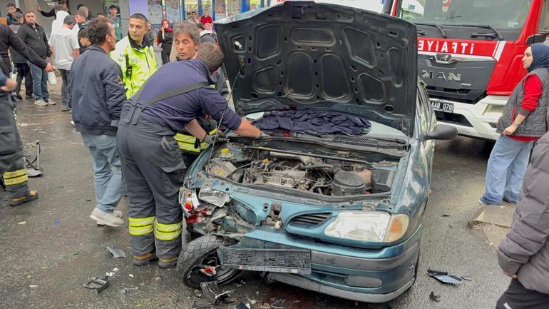 Motosiklet ile otomobilin çarpıştığı kaza kamerada; 2 yaralı