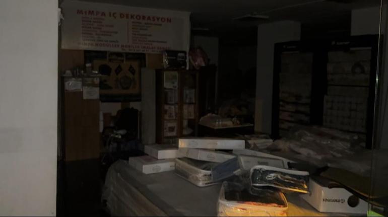 Beyoğlu’nda rögar taştı; halı dükkanı su altında kaldı