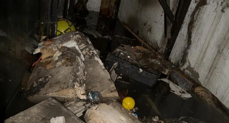 Beyoğlu’nda rögar taştı; halı dükkanı su altında kaldı