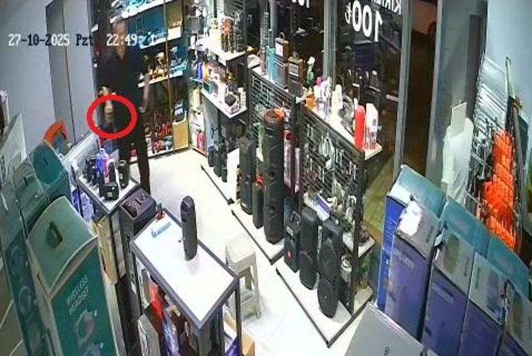 Bursada deprem sırasında panikle dışarıyı çıkarken çay bardağını da aldı; o anlar kamerada