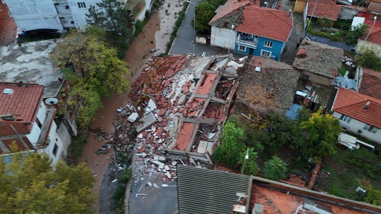 Sındırgı’da 6.1’lik depremde yıkılan ve hasar gören binalar havadan görüntülendi