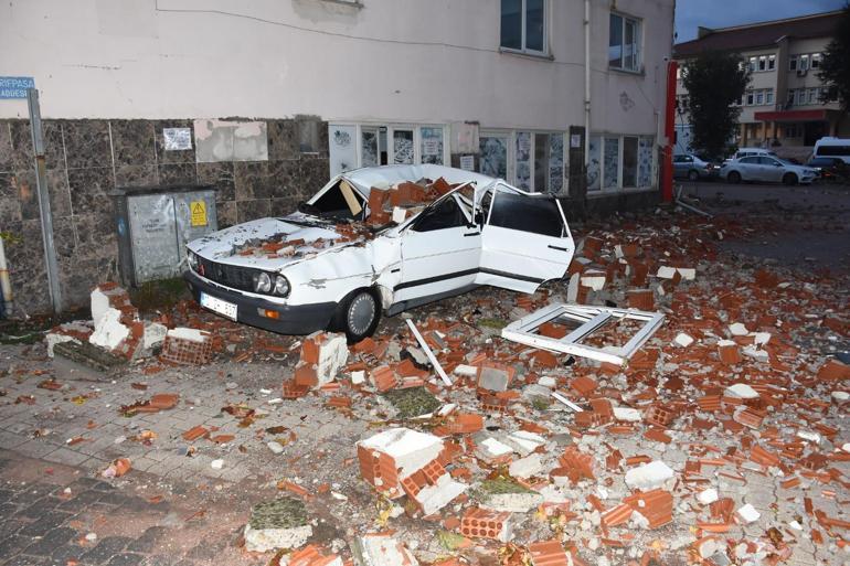 Sındırgı’da 6.1’lik depremde yıkılan ve hasar gören binalar havadan görüntülendi