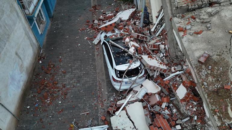 Sındırgı’da 6.1’lik depremde yıkılan ve hasar gören binalar havadan görüntülendi