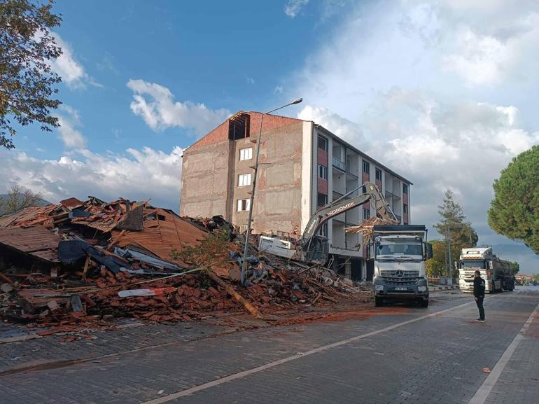 Sındırgı’da 6.1’lik depremde yıkılan ve hasar gören binalar havadan görüntülendi