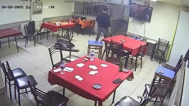 Depreme kıraathanede yakalananlar, panikle dışarı kaçtı