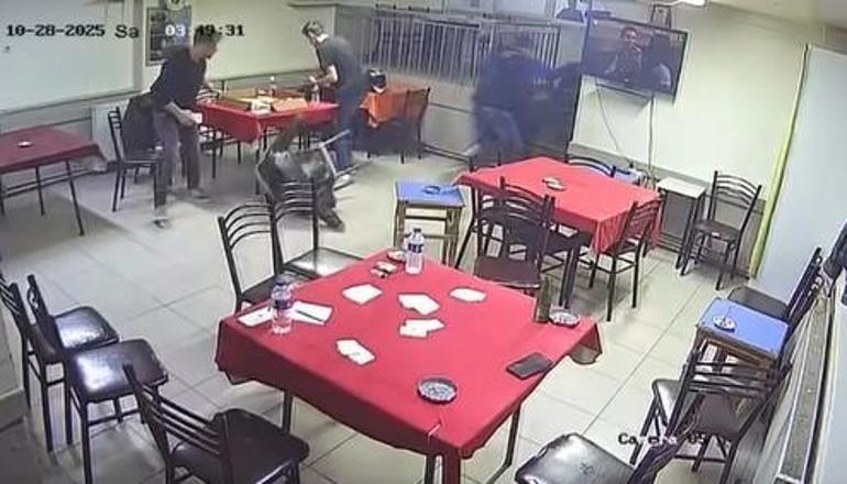 Depreme kıraathanede yakalananlar, panikle dışarı kaçtı