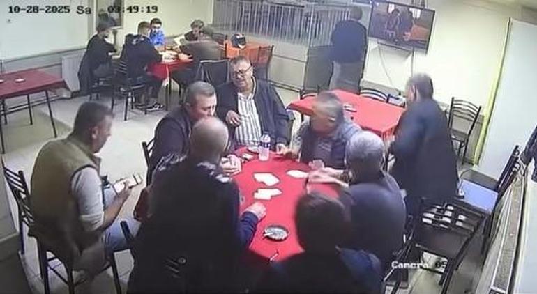 Depreme kıraathanede yakalananlar, panikle dışarı kaçtı