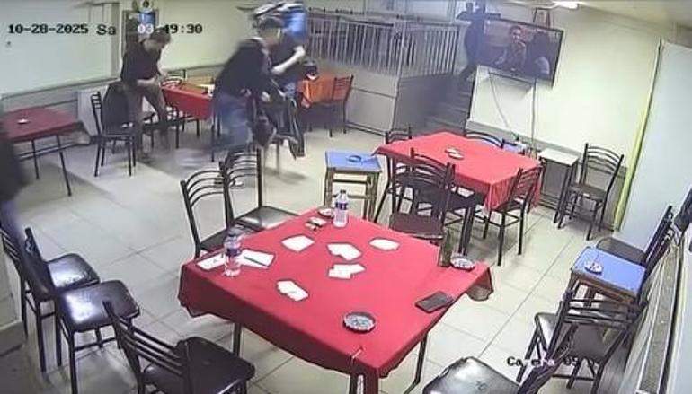 Depreme kıraathanede yakalananlar, panikle dışarı kaçtı