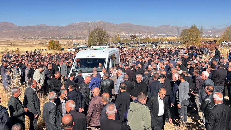 Vandaki kazada ölen çift ile kızları, Hakkaride toprağa verildi