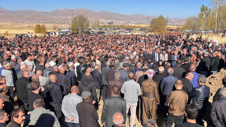 Vandaki kazada ölen çift ile kızları, Hakkaride toprağa verildi