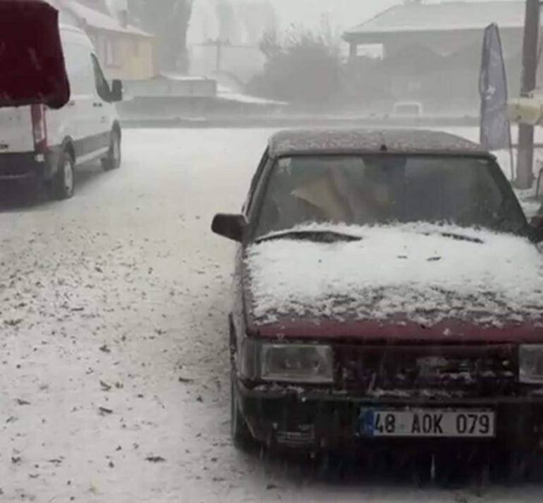 Muğlada dolu yağışıyla Seydikemer ilçesi beyaza büründü