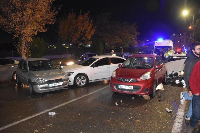 Sivasta 5 otomobilin karıştığı zincirleme kazada 1 yaralı