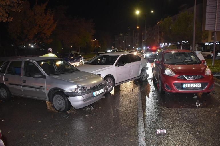 Sivasta 5 otomobilin karıştığı zincirleme kazada 1 yaralı