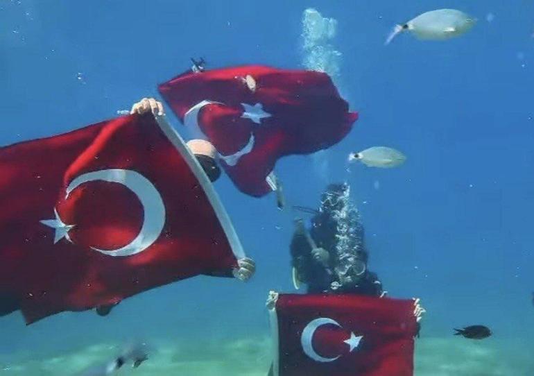Fethiye’de su altında Cumhuriyet kutlaması