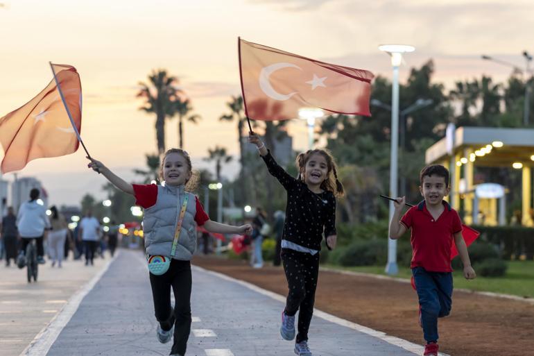 Mersinde 102 metre uzunluğunda Türk bayrağıyla yürüyüş yapıldı