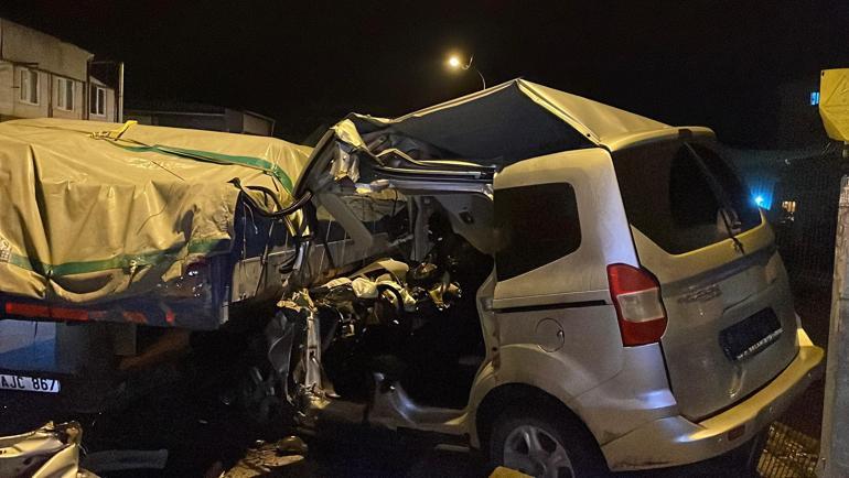 Sultanbeyli’de polisin dur ihtarına uymayan sürücü, TIRa çarptı: 1 ölü, 2 yaralı