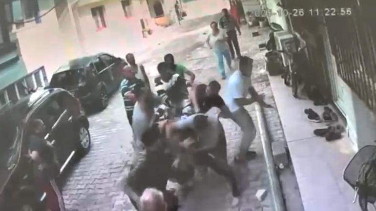 Park kavgasında birbirlerine kaldırım taşıyla vurdular