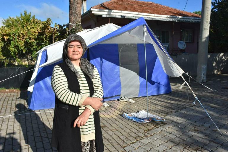 Sındırgıda depremin ardından evlerine girmeye çekinenler, çadırlarda kalıyor