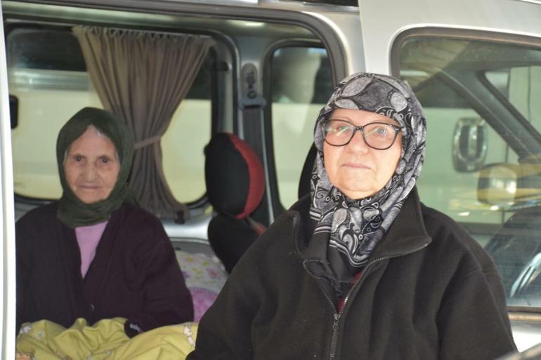 Sındırgıda depremin ardından evlerine girmeye çekinenler, çadırlarda kalıyor