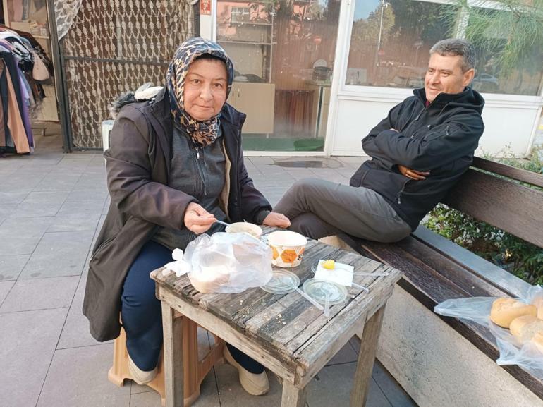 Sındırgıda depremin ardından evlerine girmeye çekinenler, çadırlarda kalıyor