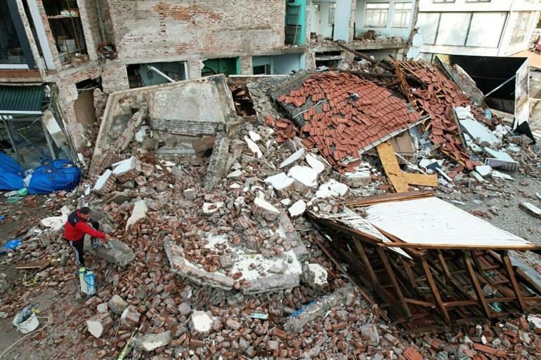 Sındırgıda depremin ardından evlerine girmeye çekinenler, çadırlarda kalıyor