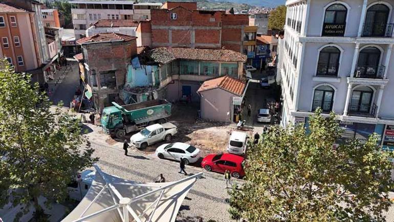 Sındırgıda depremin ardından evlerine girmeye çekinenler, çadırlarda kalıyor