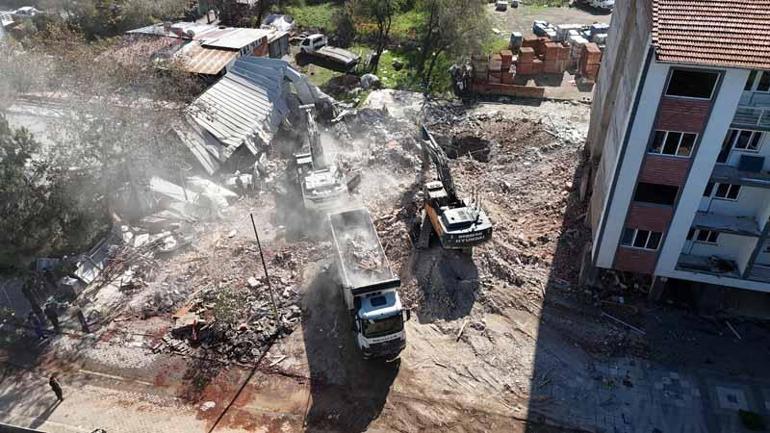 Sındırgıda depremin ardından evlerine girmeye çekinenler, çadırlarda kalıyor