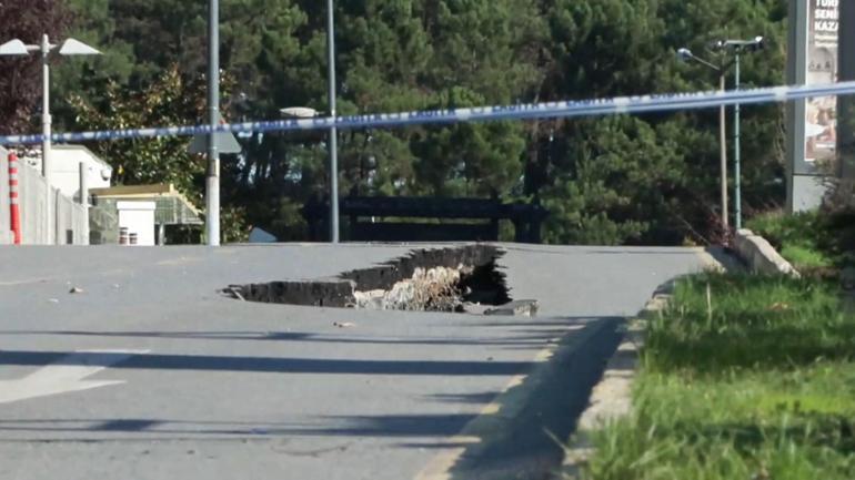 Ümraniyede istinat duvarı inşaat sırasında yıkıldı; yol çöktü