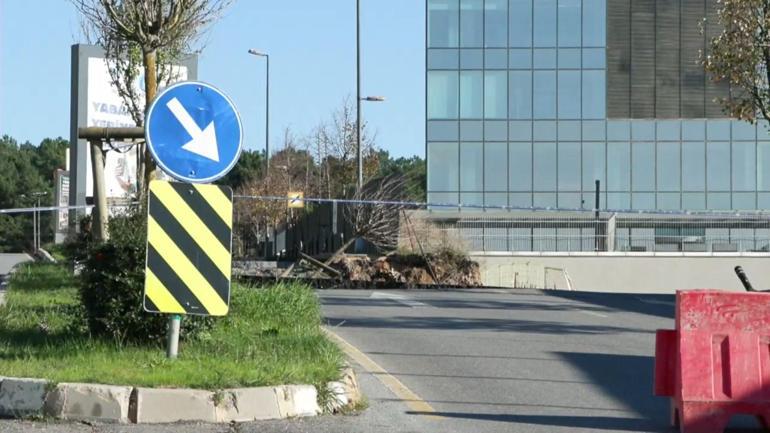 Ümraniyede istinat duvarı inşaat sırasında yıkıldı; yol çöktü