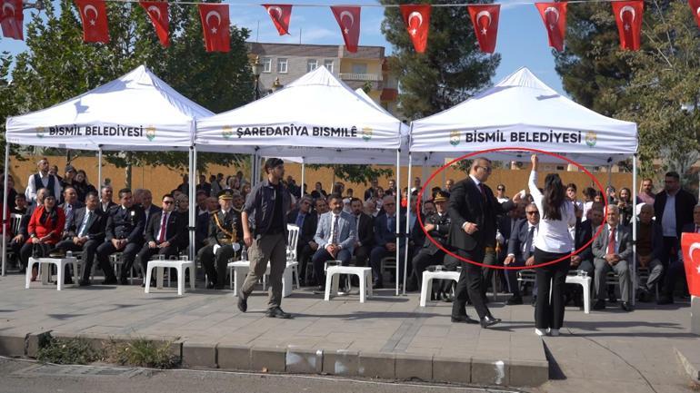Diyarbakır’da İstiklal Marşı’nı okurken ağlayan öğrenciyi, Kaymakam teselli etti
