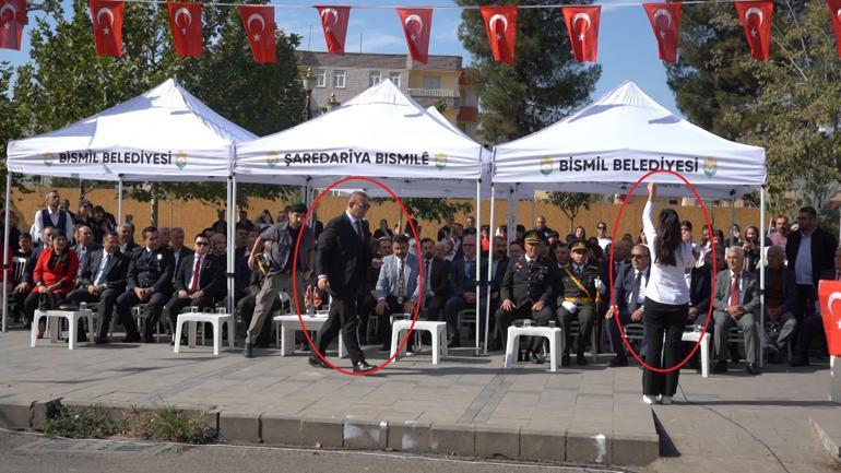 Diyarbakır’da İstiklal Marşı’nı okurken ağlayan öğrenciyi, Kaymakam teselli etti