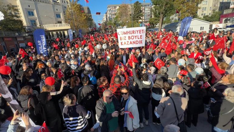 Avcılarda 102nci yıl dönümünde Cumhuriyet yürüyüşü
