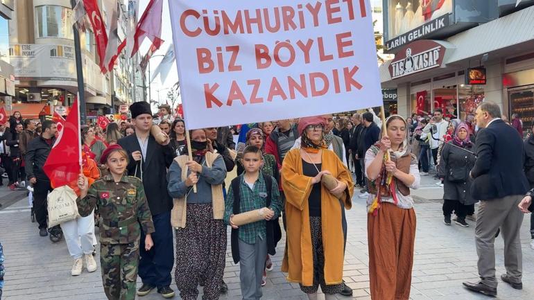 Avcılarda 102nci yıl dönümünde Cumhuriyet yürüyüşü