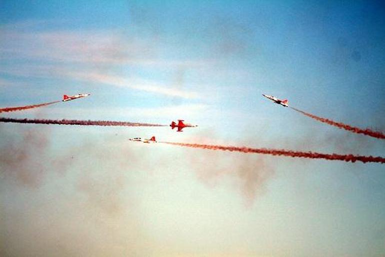 Kırklareli’de Türk Yıldızları’nın gösterisi nefes kesti