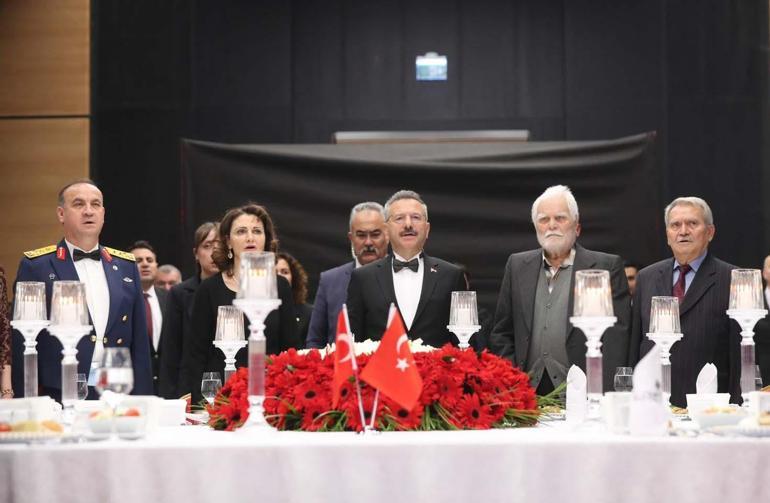 Eskişehir’de Cumhuriyet Pastasını 102 yaşındaki Ali Sezer kesti