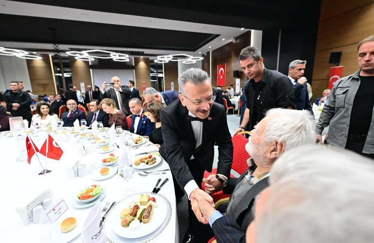Eskişehir’de Cumhuriyet Pastasını 102 yaşındaki Ali Sezer kesti