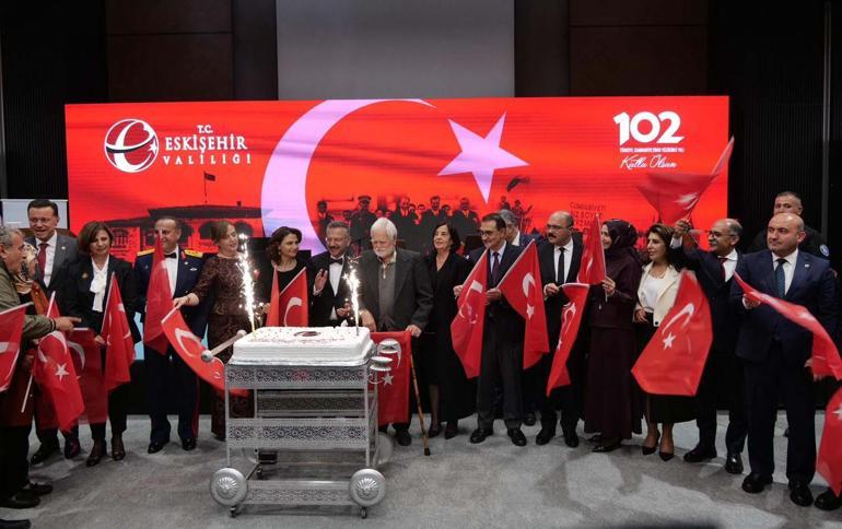 Eskişehir’de Cumhuriyet Pastasını 102 yaşındaki Ali Sezer kesti