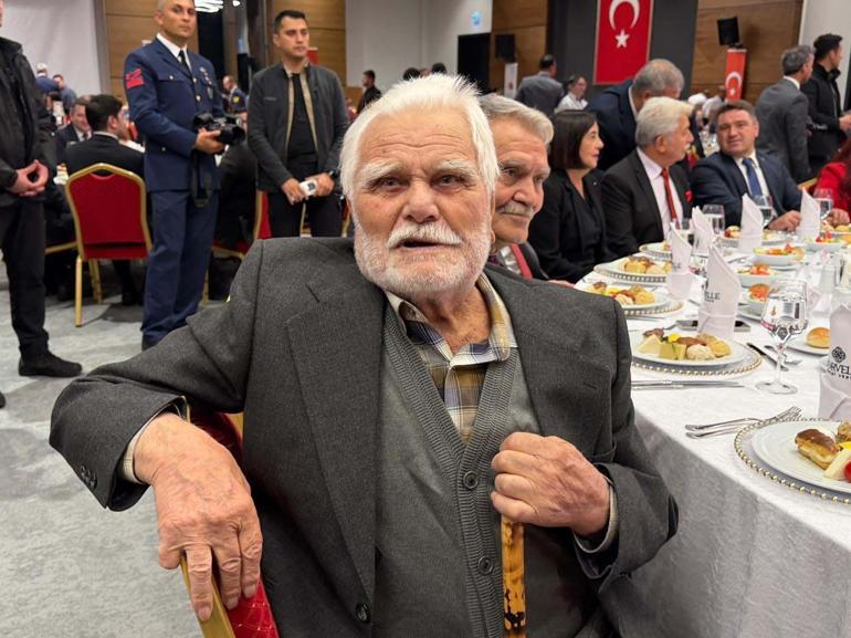 Eskişehir’de Cumhuriyet Pastasını 102 yaşındaki Ali Sezer kesti