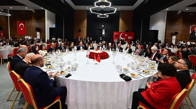 Eskişehir’de Cumhuriyet Pastasını 102 yaşındaki Ali Sezer kesti