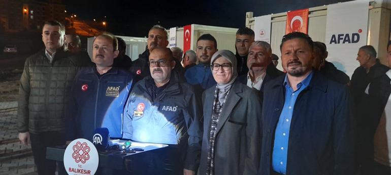 Sındırgıda depremin ardından evlerine girmeye çekinenler, çadırlarda kalıyor