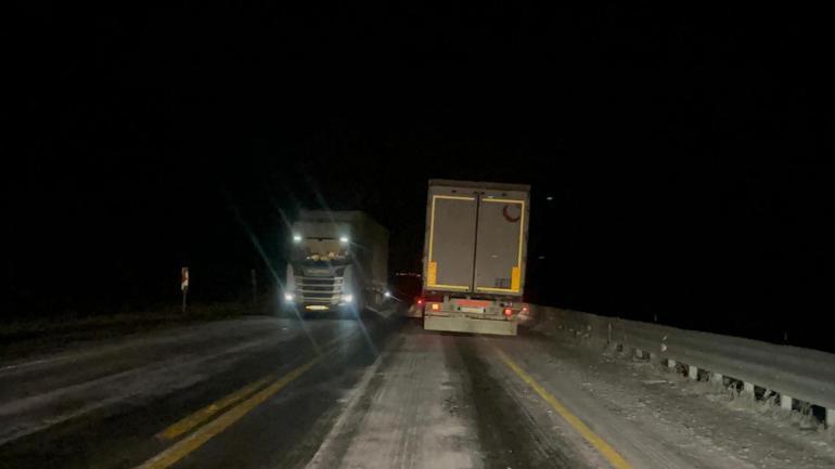Kar ve buzlanma nedeniyle Ilgar Geçidi’nde TIR’lar mahsur kaldı