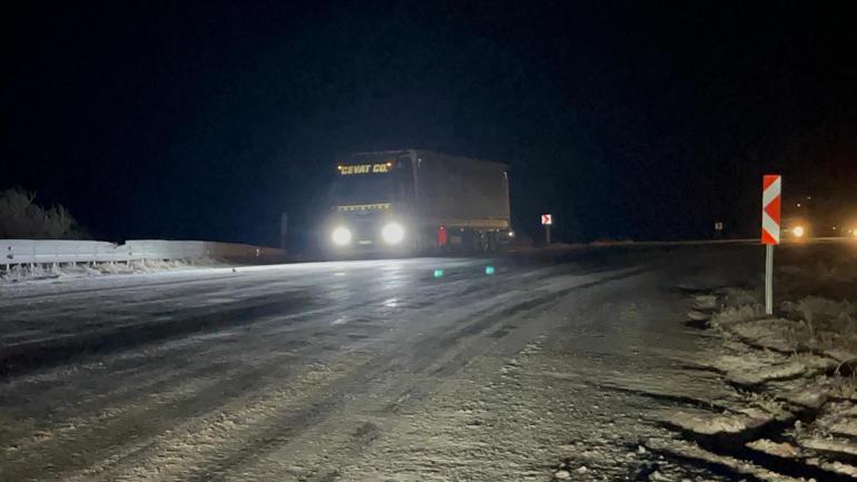 Kar ve buzlanma nedeniyle Ilgar Geçidi’nde TIR’lar mahsur kaldı