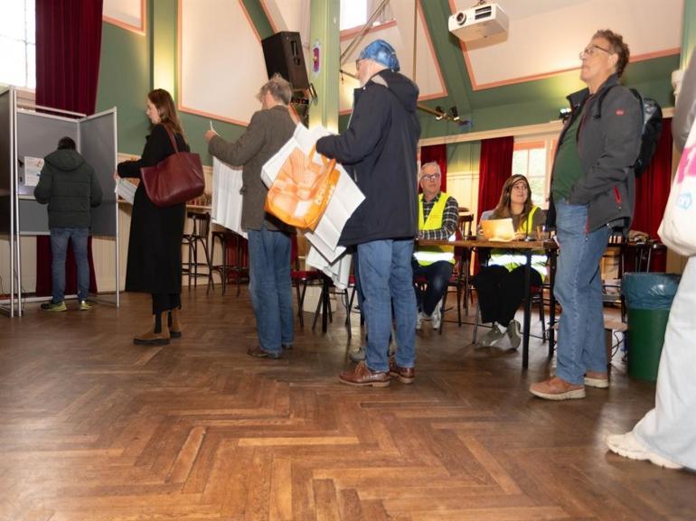 Hollandada sandık çıkış anketlerinin sonuçları açıklandı