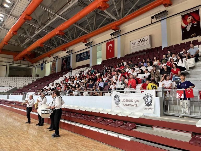 arsaVev, Cumhuriyet Bayramı’nda Hatay Voleybol Takımı’nı ziyaret etti