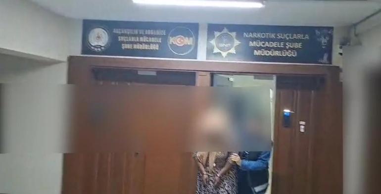 Anne ve oğlu tutuklandı; ellerindeki uyuşturucuyu kot pantolonlarla takas etmişler