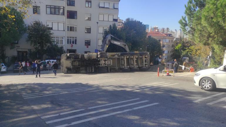 Beşiktaşta yükünü boşaltan hafriyat kamyonu devrildi; kaza kamerada