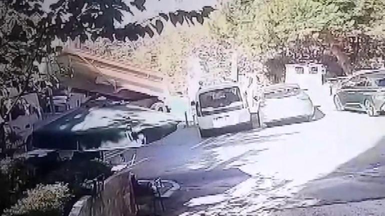 Beşiktaşta yükünü boşaltan hafriyat kamyonu devrildi; kaza kamerada