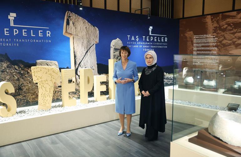 Emine Erdoğan, Almanya Başbakanı Merzin eşiyle Millet Kütüphanesini ziyaret etti