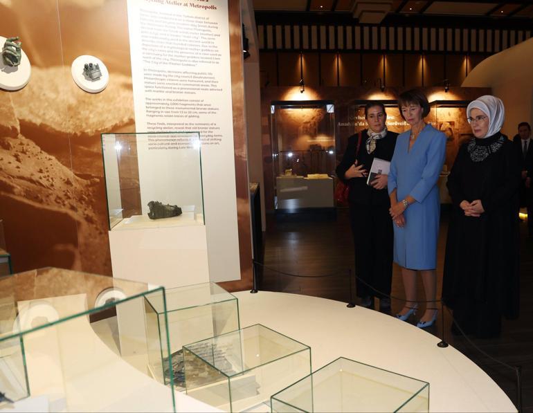 Emine Erdoğan, Almanya Başbakanı Merzin eşiyle Millet Kütüphanesini ziyaret etti