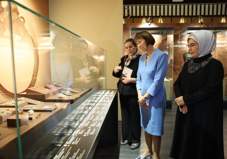 Emine Erdoğan, Almanya Başbakanı Merzin eşiyle Millet Kütüphanesini ziyaret etti